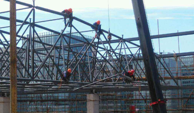 清远论网架装配施工中搭设脚手架应当留神的事故